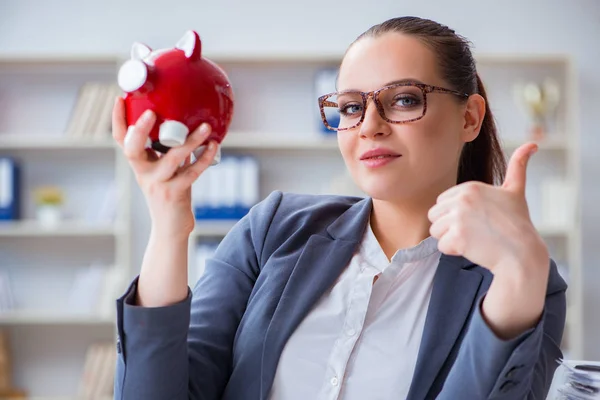 Unternehmerin im Rentensparkonzept — Stockfoto