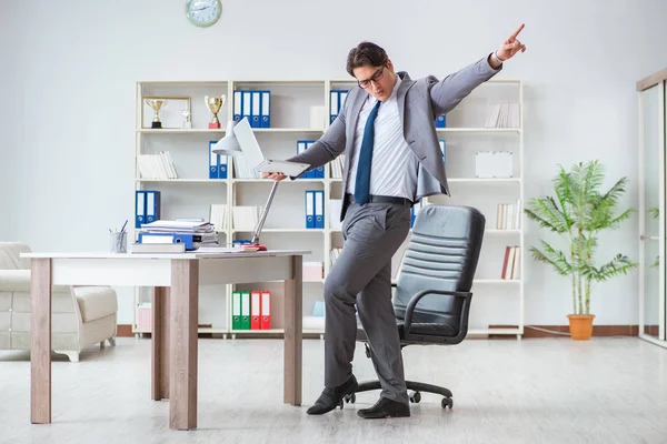 İş adamı işte ara verirken eğleniyor.