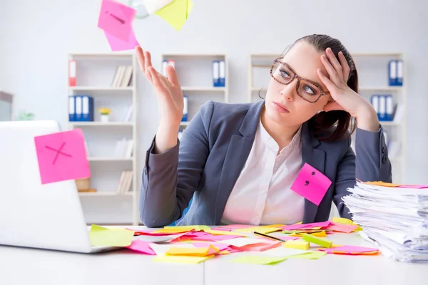 Zakenvrouw met tegenstrijdige prioriteiten in functie — Stockfoto