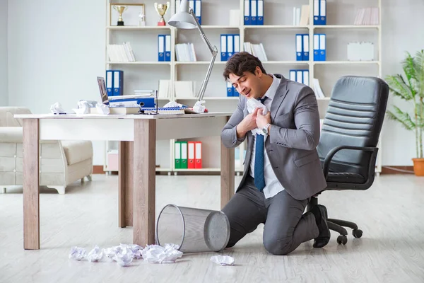 Geschäftsmann hat Spaß bei einer Pause im Büro bei der Arbeit — Stockfoto