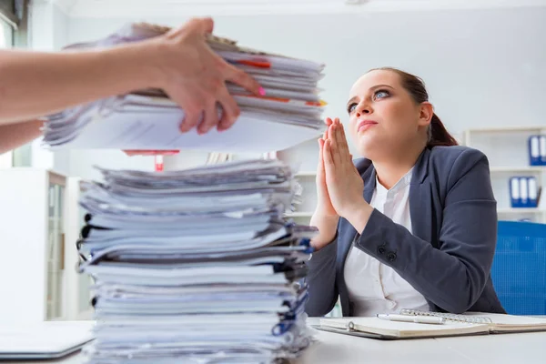 Empresária cansada com carga de trabalho de papelada — Fotografia de Stock