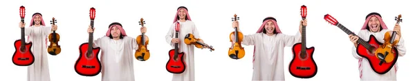 ヴァイオリンとギター白で隔離されるアラブ ミュージシャン — ストック写真