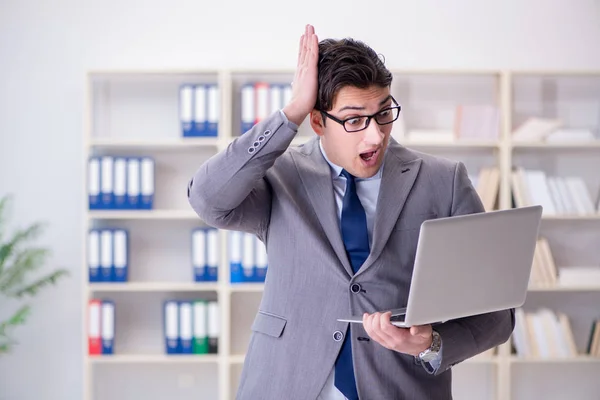 Empresário no escritório trabalhando com laptop — Fotografia de Stock