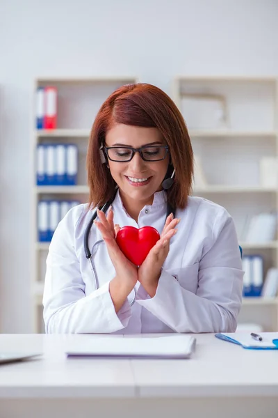 Médico cardiólogo en telemedicina concepto médico —  Fotos de Stock