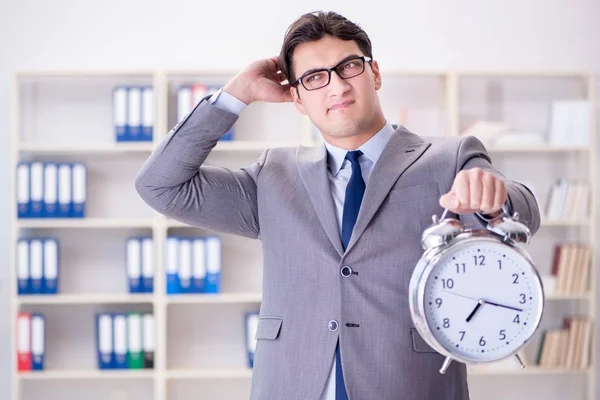 Geschäftsmann mit Wecker im Büro — Stockfoto