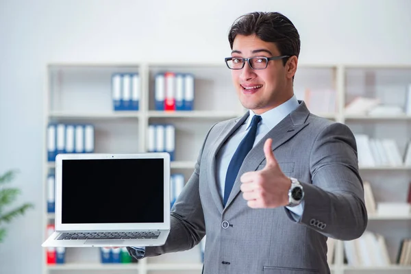 Jeune homme d'affaires travaillant dans le bureau — Photo