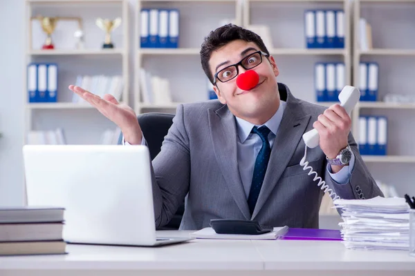 Homme d'affaires clown travaillant dans le bureau — Photo