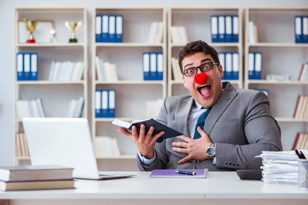 Homme d'affaires clown travaillant dans le bureau — Photo