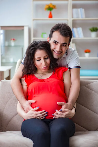 Familia joven pareja esperando un bebé — Foto de Stock