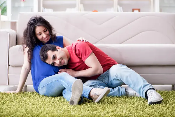 Bir bebek bekleyen genç çift.