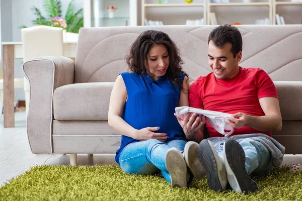 Bir bebek bekleyen genç çift.