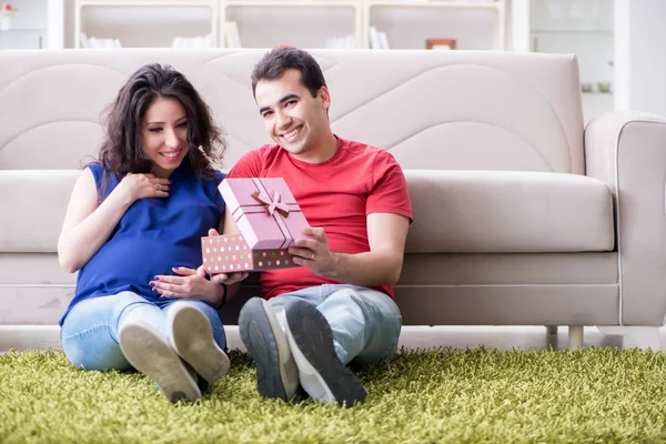 Família jovem casal esperando um bebê — Fotografia de Stock