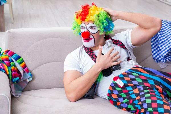 Palhaço bêbado comemorando uma festa em casa — Fotografia de Stock