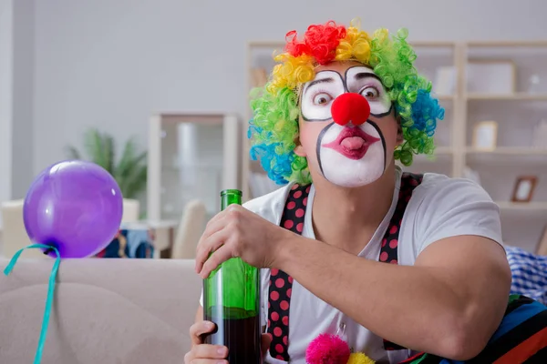 醉小丑在家里庆祝派对 — 图库照片