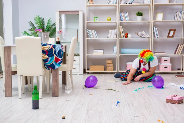 Sarhoş palyaço evde parti veriyor.