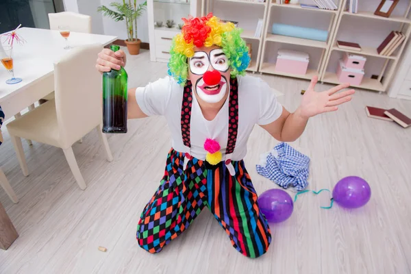 Betrunkener Clown feiert Party zu Hause — Stockfoto