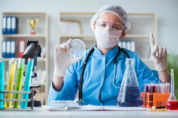 Vrouwelijke wetenschapper onderzoeker doet experimenten in het laboratorium — Stockfoto