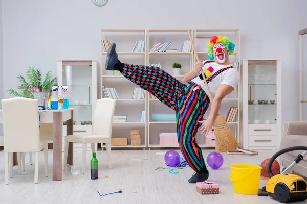 Palhaço engraçado fazendo limpeza em casa — Fotografia de Stock