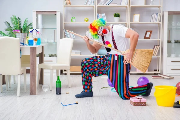Komik palyaço evde temizlik yapıyor.