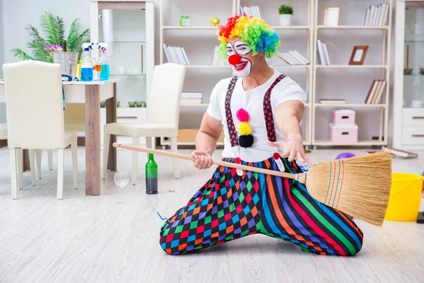 Palhaço engraçado fazendo limpeza em casa — Fotografia de Stock