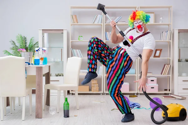 Komik palyaço evde temizlik yapıyor.