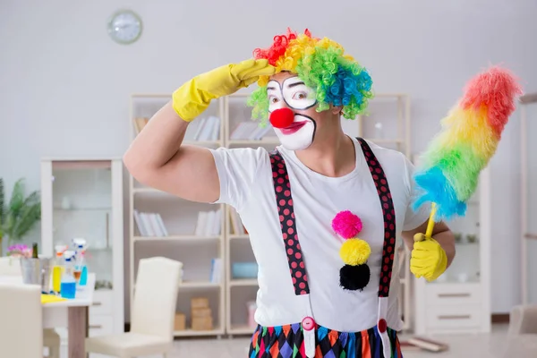 Palhaço engraçado fazendo limpeza em casa — Fotografia de Stock