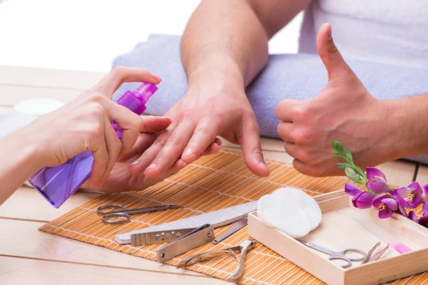 Concepto de manicura manual para hombre — Foto de Stock