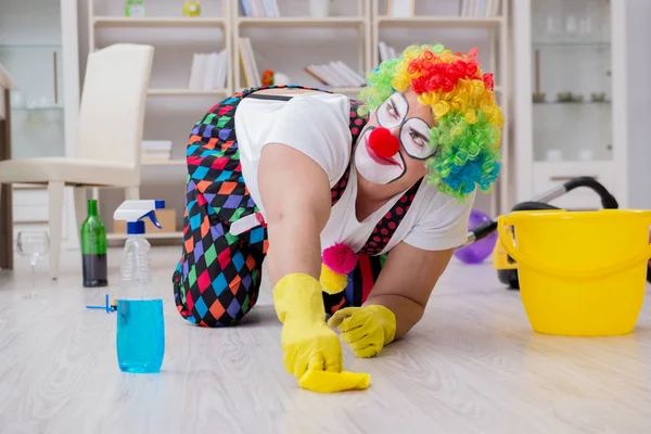 Rolig clown som städar hemma — Stockfoto