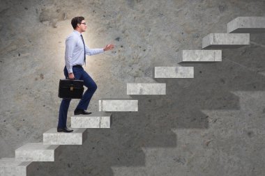 İş adamı iş dünyasında kariyer basamaklarını tırmanıyor