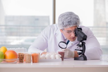 Besin uzmanı gıda ürünlerini laboratuarda test ediyor.