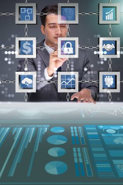 Engelleme zinciri kripto para birimi kavramında iş adamı