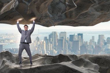 Baskı altında taşı destekleyen iş adamı