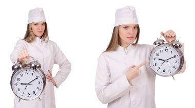 Kadın doktor teslim tarihini kaçırıyor.