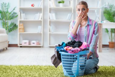 Depresyonda olan ev hanımı çamaşır yıkıyor.