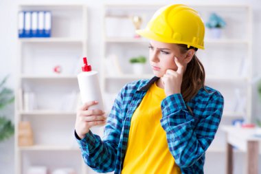 Evde resim yapan genç bir kadın.