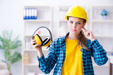 Atölyedeki ses kesen kulaklıklı kadın.