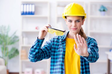 Atölyedeki koruyucu gözlüklü kadın.