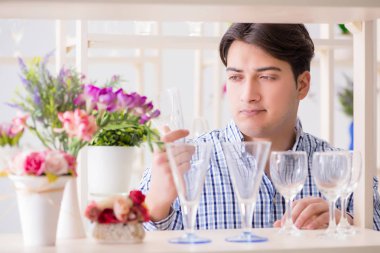 Genç yakışıklı dükkândan alışveriş yapıyor.