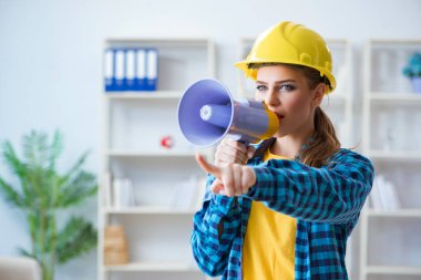 Megafonlu kızgın bina yöneticisi.