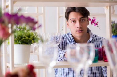 Genç yakışıklı dükkândan alışveriş yapıyor.