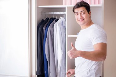 Genç işadamı iş için giyiniyor.