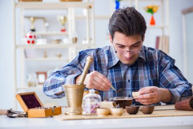 Yeni demler deneyen profesyonel çay uzmanı.