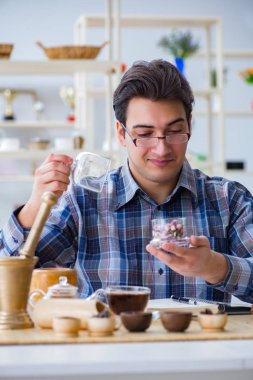 Yeni demler deneyen profesyonel çay uzmanı.