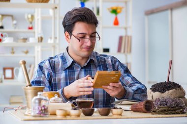 Yeni demler deneyen profesyonel çay uzmanı.