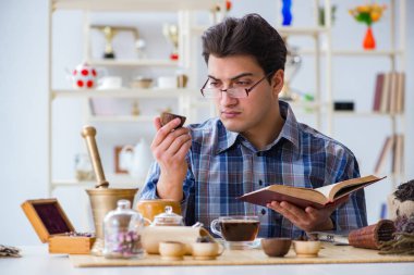 Yeni demler deneyen profesyonel çay uzmanı.