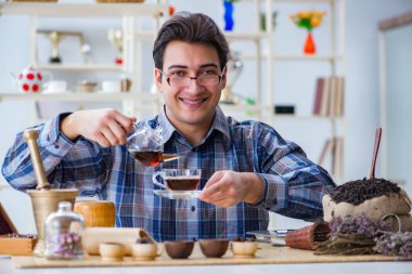 Yeni demler deneyen profesyonel çay uzmanı.