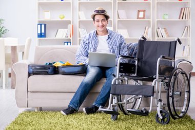 Pasif adam dizüstü bilgisayarla internetten seyahat rezervasyonu