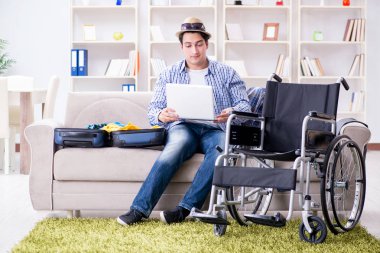 Pasif adam dizüstü bilgisayarla internetten seyahat rezervasyonu