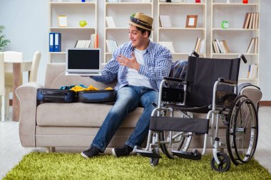 Pasif adam dizüstü bilgisayarla internetten seyahat rezervasyonu