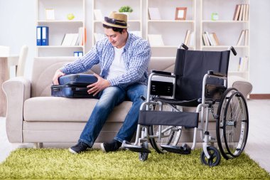 Genç engelli adam yaz tatiline hazırlanıyor